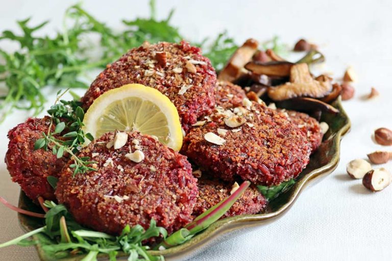 Bunt Gekocht Rote Rüben Laibchen mit Haselnüssen