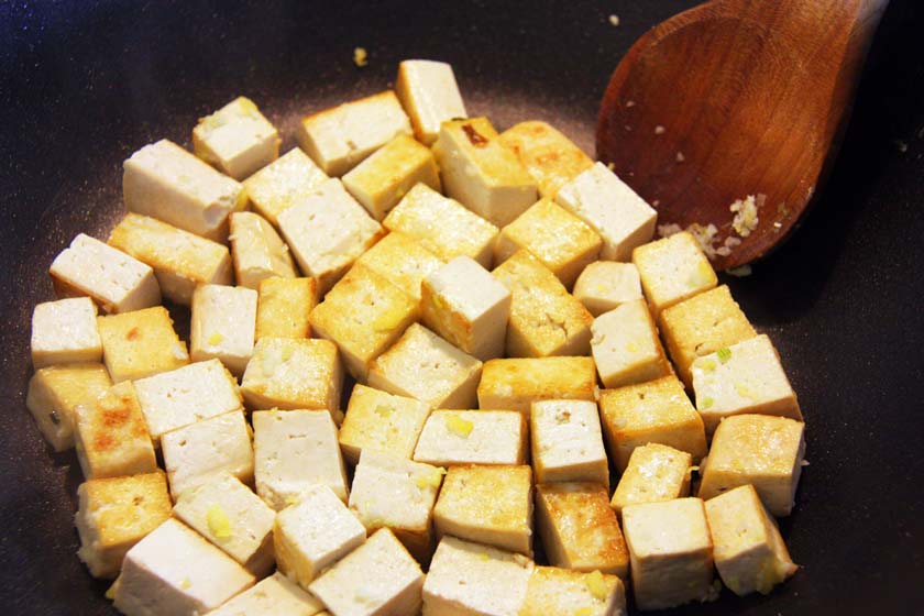 Tofu goldbraun braten