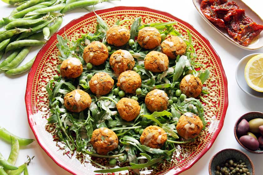 Linsenbällchen auf Salat