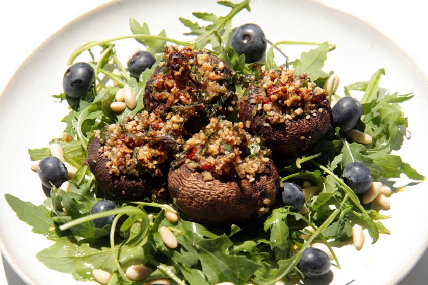 Gefüllte Champignons auf Rucola